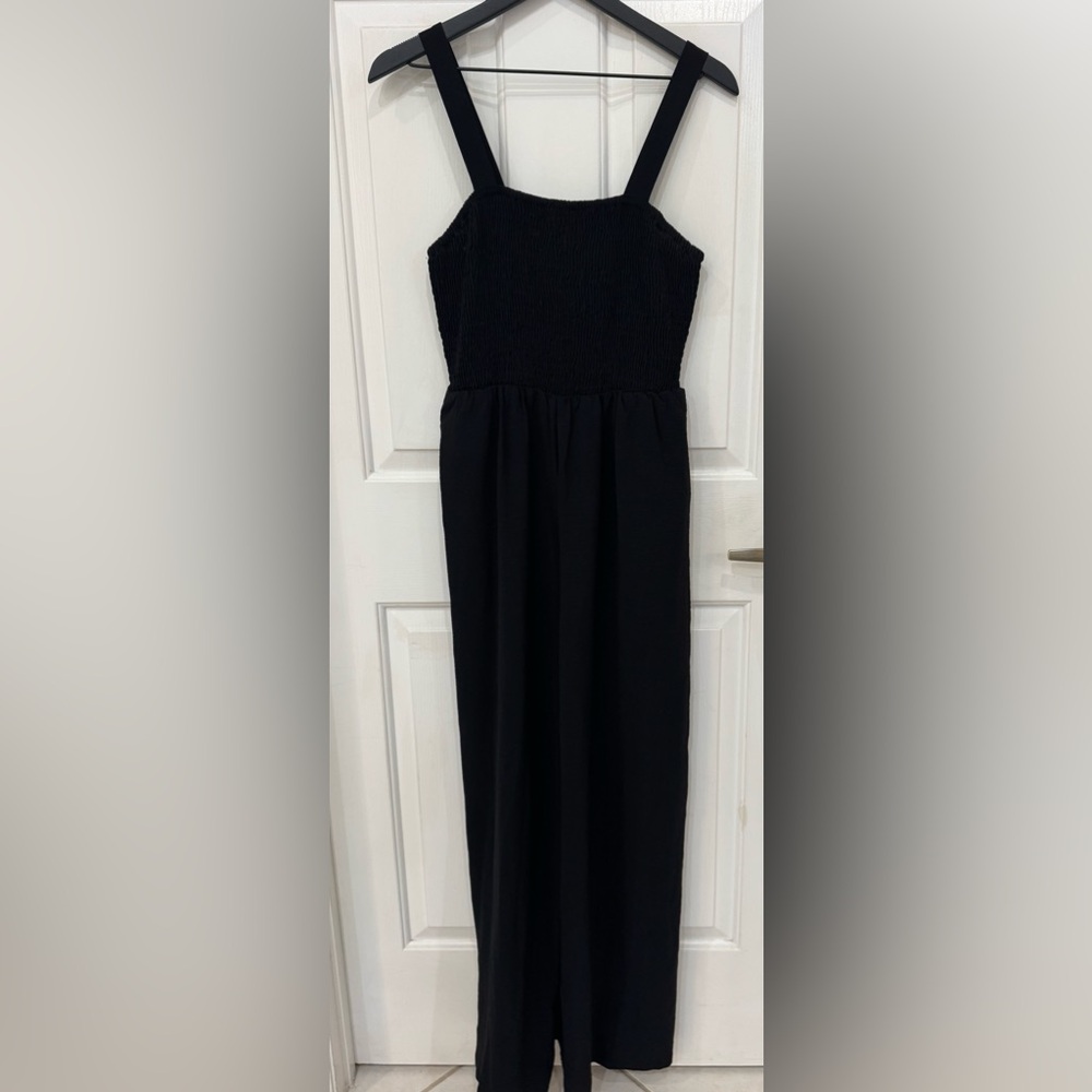 Women’s jumpsuit with pockets. Wide leg, long pant romper. Size Large.